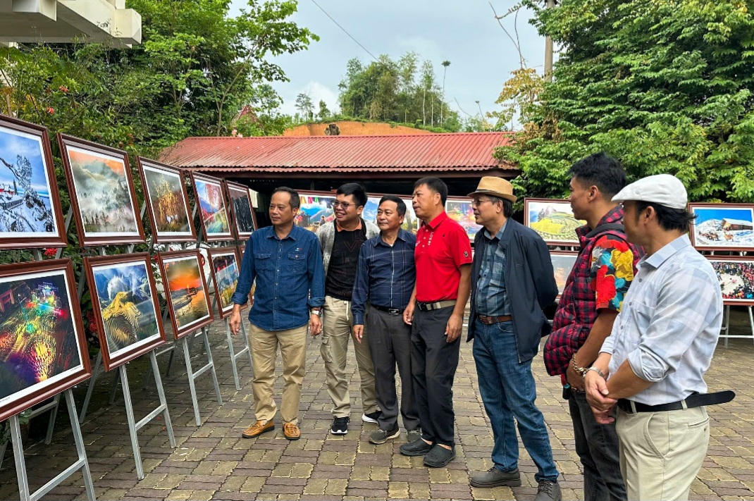 Các đại biểu tham quan những tác phẩm. Ảnh: Tuấn Vũ.