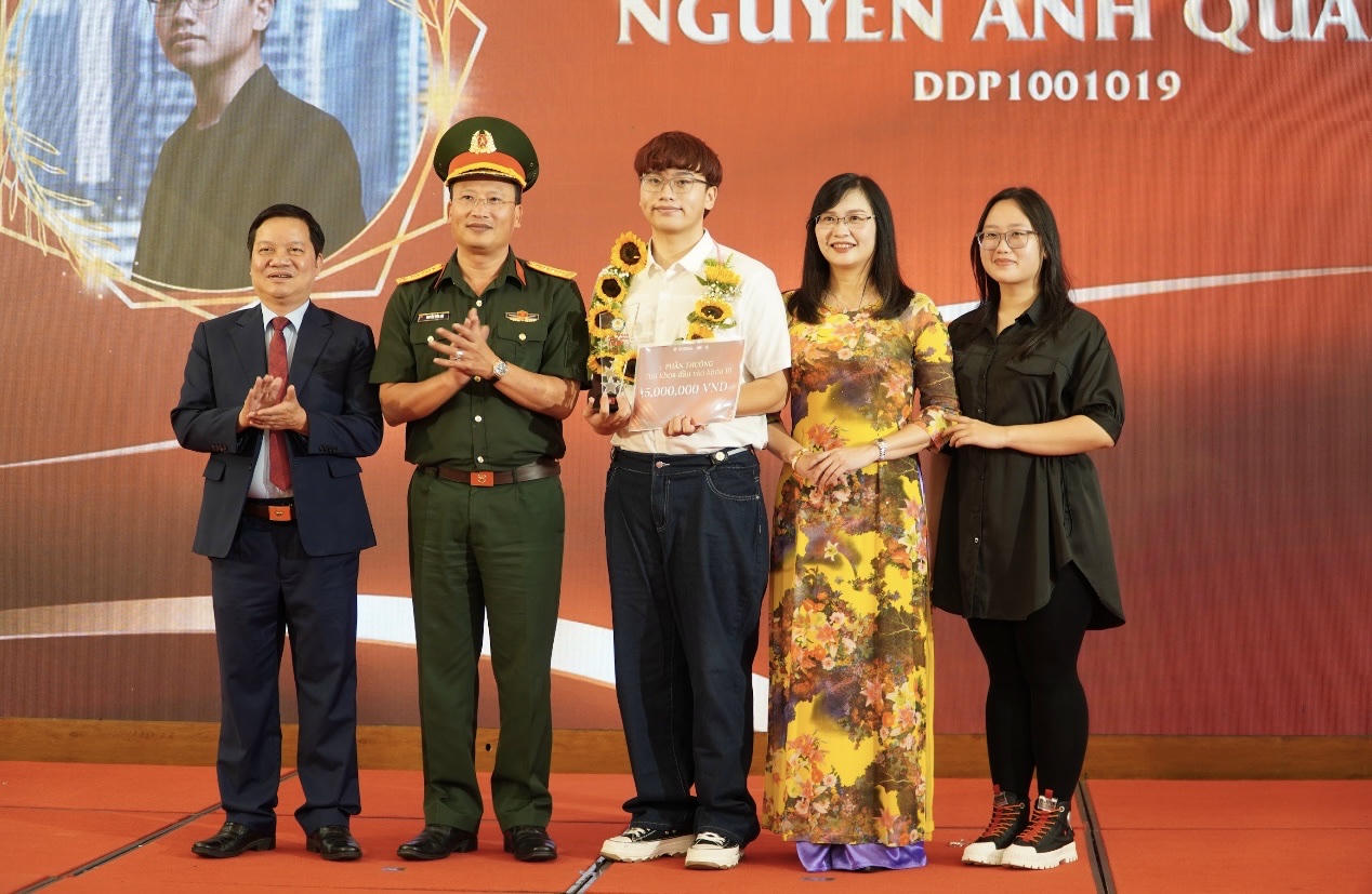 Thủ khoa Nguyễn Anh Quang được nhà trường khen thưởng.