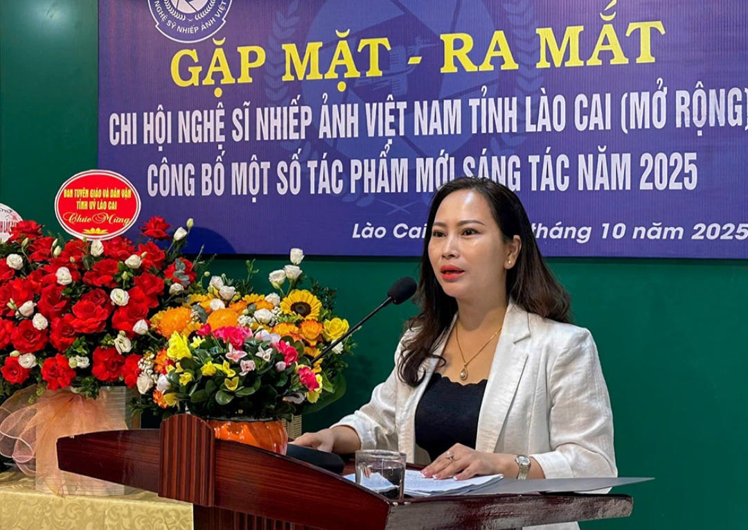 Nhà văn Nguyễn Thị Ngọc Yến - Chủ tịch Hội Liên hiệp VHNT tỉnh Lào Cai phát biểu tại buổi ra mắt. Ảnh: Tuấn Vũ.