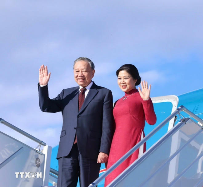 Tổng Bí thư Tô Lâm và Phu nhân tại sân bay quốc tế Sofia. (Ảnh: Thống Nhất/TTXVN)