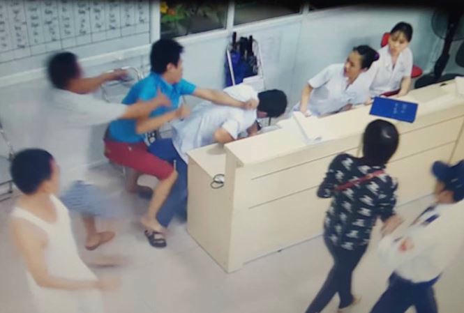 Để nhân viên y tế được tận tâm vì người bệnh Để nhân viên y tế được tận tâm vì người bệnh