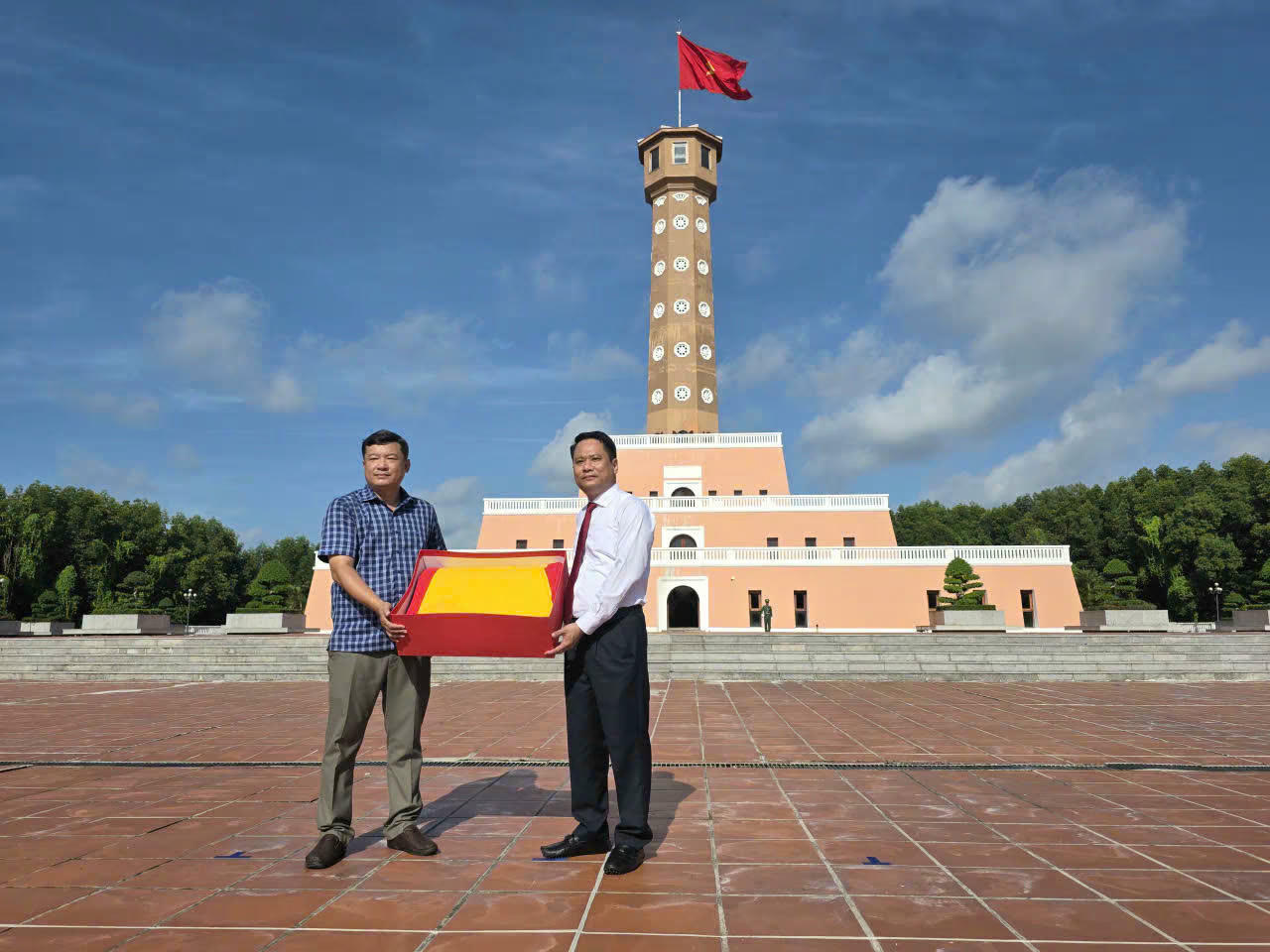 Nhà báo Trương Thành Trung - Tổng biên tập Báo Đại Đoàn Kết nhận cờ Tổ quốc của Vườn Quốc Gia Mũi Cà Mau trao tặng.
