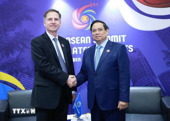 Thủ tướng Phạm Minh Chính gặp ông Carlos Felipe Jaramillo - Phó Chủ tịch Ngân hàng Thế giới phụ trách Khu vực Đông Á-Thái Bình Dương. (Ảnh: Dương Giang/TTXVN)