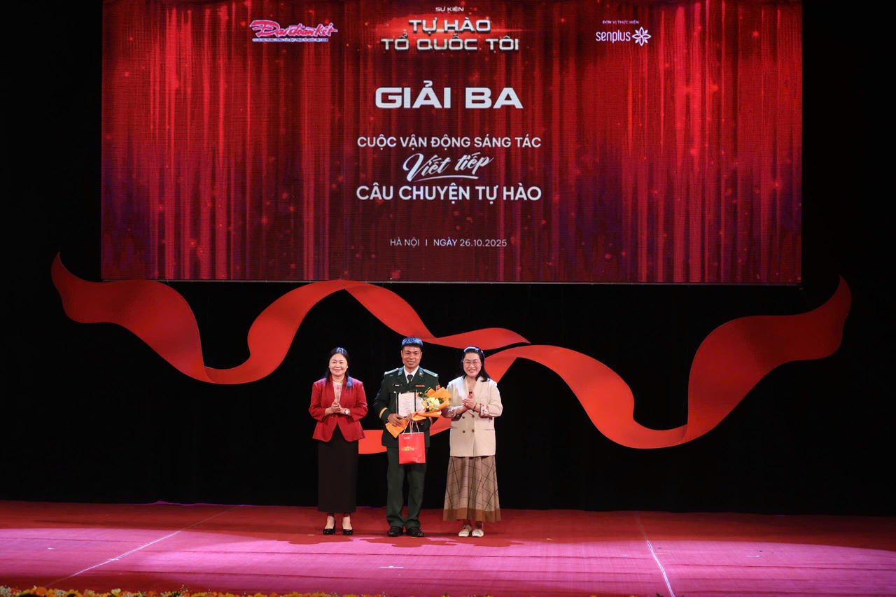 Tác giả nhận giải Ba. Ảnh: Quang Vinh.