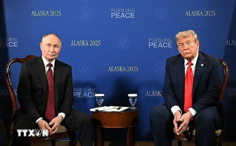 Tổng thống Nga Vladimir Putin (trái) trong cuộc họp với Tổng thống Mỹ Donald Trump tại Căn cứ Elmendorf-Richardson ở Anchorage, bang Alaska (Mỹ) ngày 15/8. (Ảnh: THX/TTXVN).