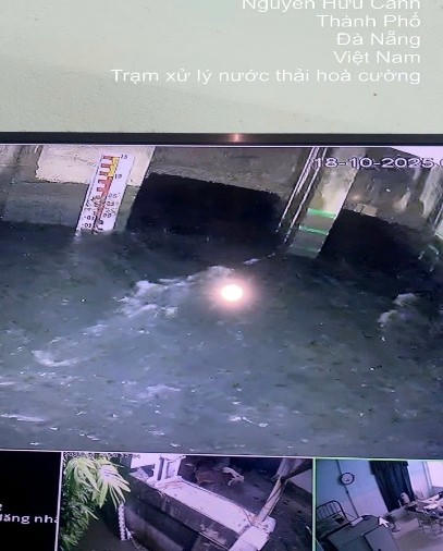 Trạm bơm Thuận Phước tăng cường máy phát điện, điều tiết lưu lượng để bơm thoát nước. Ảnh: Nguyễn Tú.