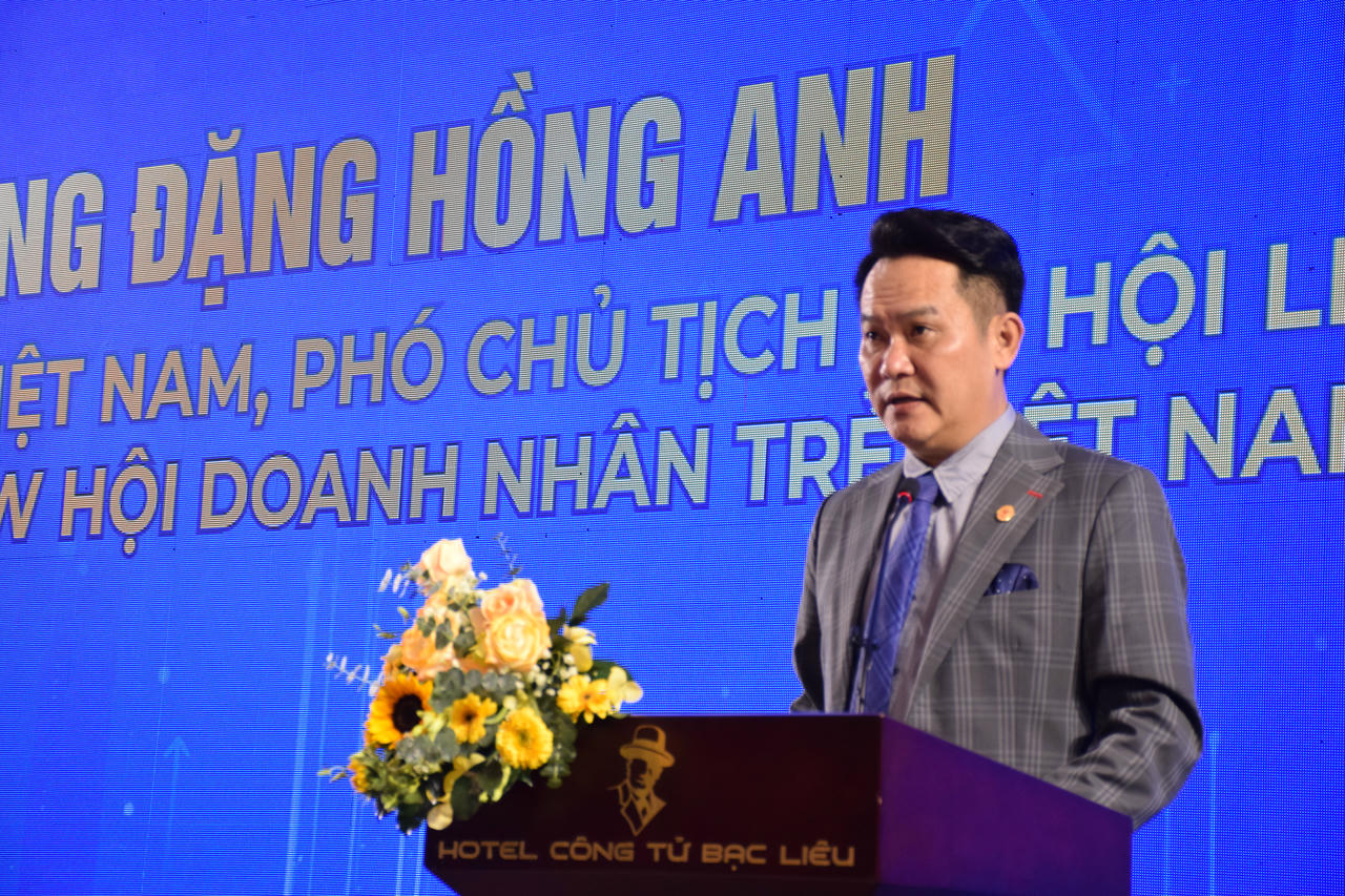 Ông Đặng Hồng Anh, Ủy viên Ủy ban Trung ương Mặt trận Tổ quốc Việt Nam, Chủ tịch Hội Doanh nhân trẻ Việt Nam chia sẻ tại diễn đàn. Ảnh: Nguyên Du
