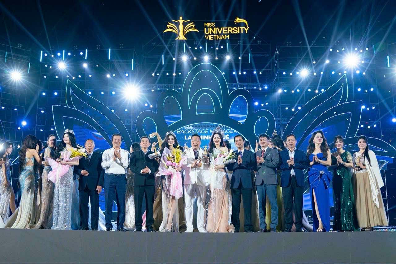 Ông Lê Xuân Lợi - Uỷ viên Ban Thường vụ tỉnh uỷ - Phó Chủ tịch UBND tỉnh Bắc Ninh chụp ảnh lưu niệm cùng BTC và các hoa, á hậu.