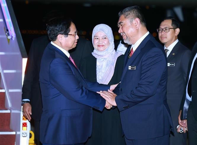 Thủ tướng Chính phủ Phạm Minh Chính cùng Đoàn đại biểu Việt Nam tới Thủ đô Kuala Lumpur, Malaysia, bắt đầu chuyến công tác tham dự Hội nghị Cấp cao ASEAN lần thứ 47 và các hội nghị cấp cao liên quan. (Ảnh: Dương Giang/TTXVN).