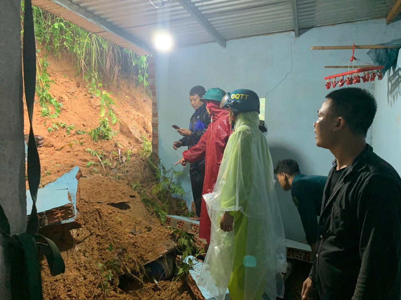 Ngôi nhà của&nbsp;anh Hồ Văn Long bị sạt lở đất đá hư hỏng. Ảnh: CV.