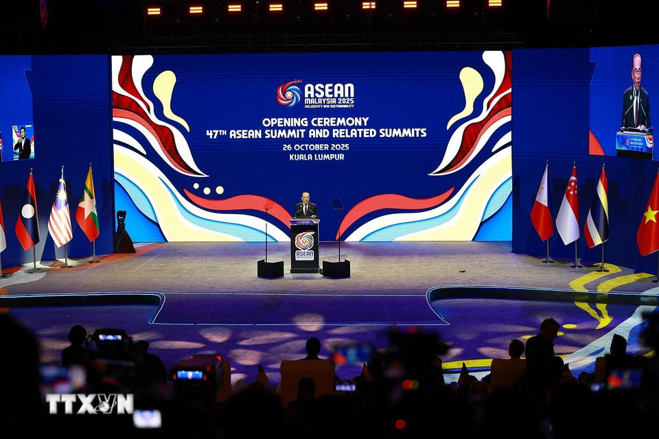 Thủ tướng Malaysia Anwar Ibrahim, Chủ tịch ASEAN 2025 phát biểu khai mạc Hội nghị Cấp cao ASEAN 47 và các Hội nghị Cấp cao liên quan. (Ảnh: Dương Giang/TTXVN).