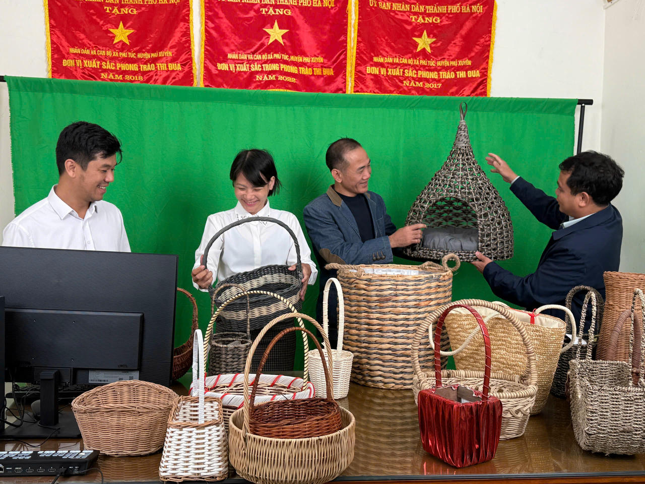 Ông Nguyễn Tiến Đạt, Trưởng phòng Kinh tế xã Phượng Dực cùng các hộ kinh doanh tại địa phương livestream bán hàng tại UBND xã Phượng Dực (xã Phú Túc cũ). Ảnh: TB.