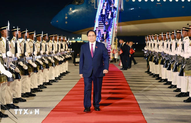 Lễ đón Thủ tướng Phạm Minh Chính tại sân bay quốc tế Kuala Lumpur. (Ảnh: Dương Giang/TTXVN).