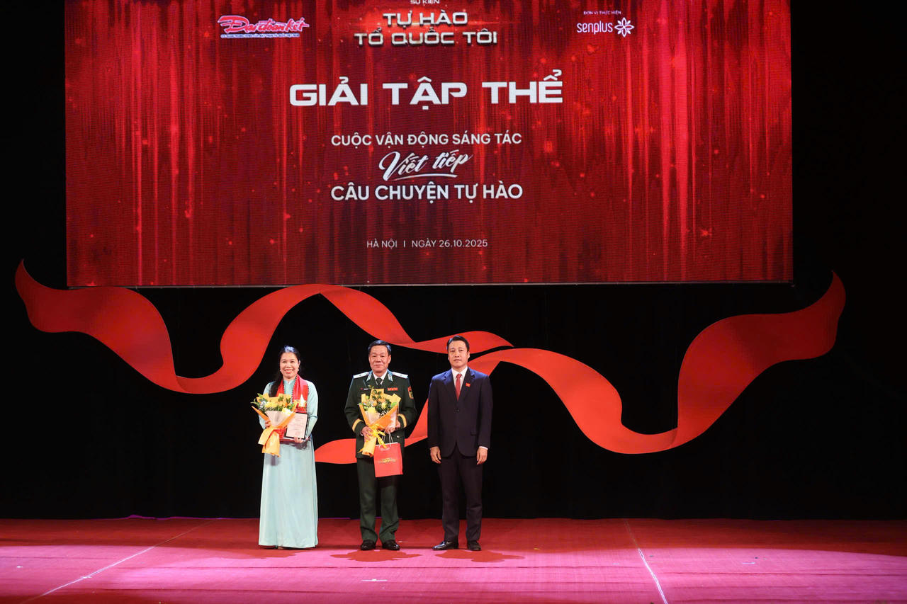 Phó Tổng Biên tập Báo Đại đoàn kết Nguyễn Văn Dũng trao Giải tập thể cho đại diện Viện Dưỡng lão Diên Hồng và Bộ Tư lệnh Bộ đội Biên phòng. Ảnh: Quang Vinh.