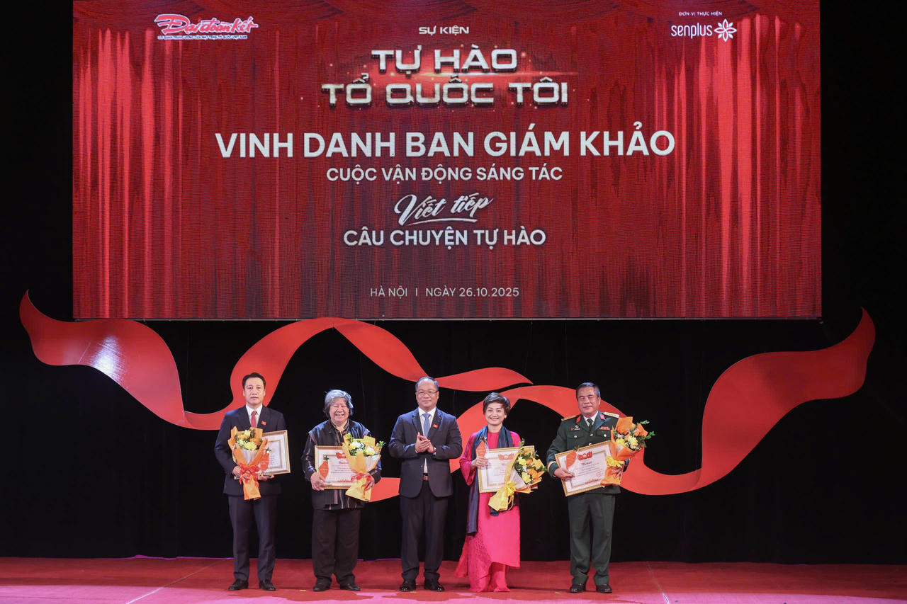 Phó Tổng Biên tập Báo Đại đoàn kết Nguyễn Đăng Khang trao Kỷ niệm chương và Bằng khen vinh danh Ban giám khảo. Ảnh: Quang Vinh.
