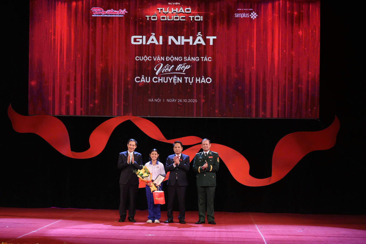 Phó Bí thư Đảng ủy MTTQ, các đoàn thể Trung ương Nguyễn Thái Học, Tổng Biên tập Báo Đại đoàn kết Trương Thành Trung, Trung tướng Nguyễn Anh Tuấn, Chính ủy Bộ Đội Biên phòng trao Giải nhất. Ảnh: Lê Khánh.