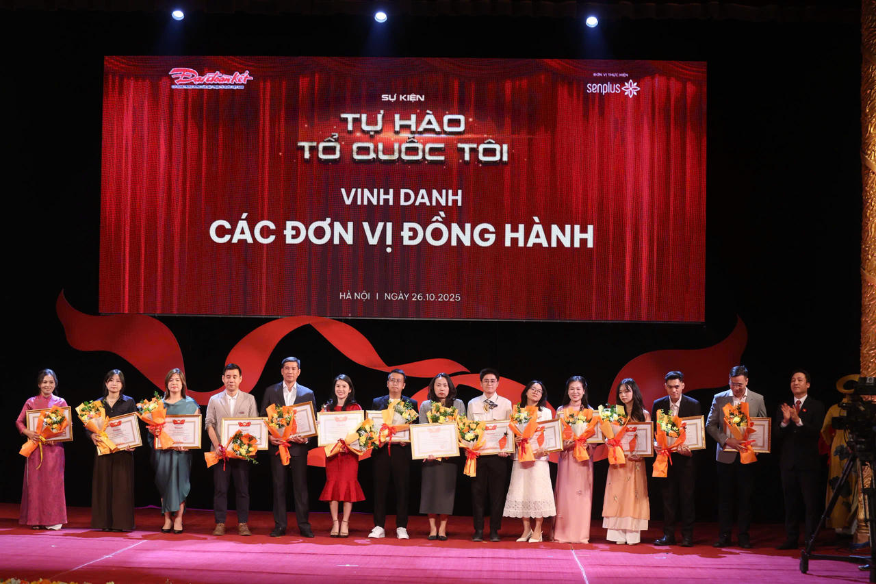 Ban Tổ chức trao Bằng khen và tặng hoa các đơn vị đồng hành. Ảnh: Quang Vinh.