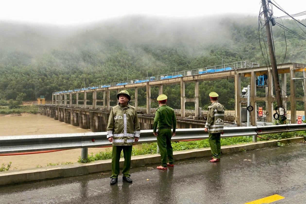 Đà Nẵng: Sơ tán hơn 50 hộ dân trước khi dập Nam Mỹ xả lũ Đà Nẵng: Sơ tán hơn 50 hộ dân trước khi dập Nam Mỹ xả lũ