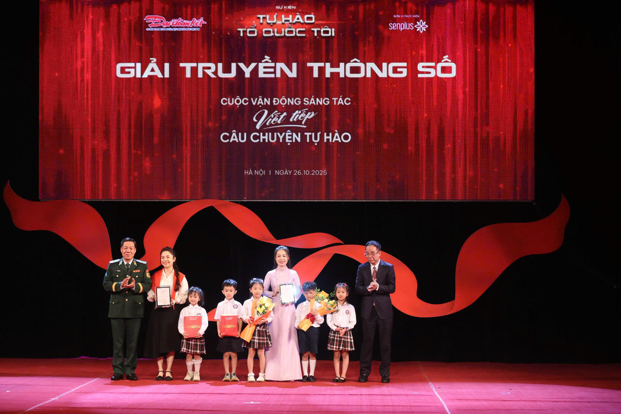 Các tác giả nhận Giải ở hạng mục truyền thông số. Ảnh: Quang Vinh.