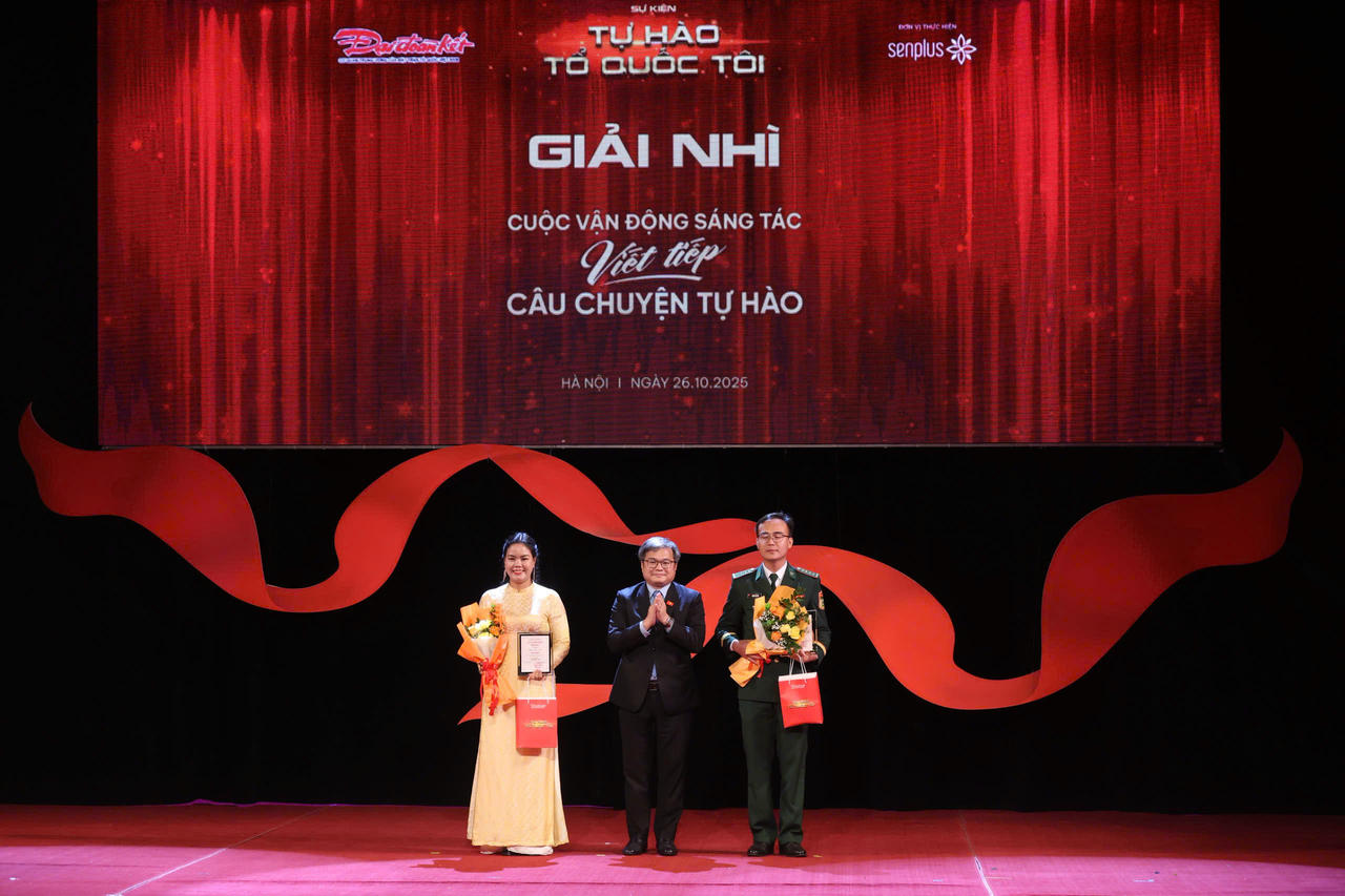 Các tác giả nhận giải Nhì. Ảnh: Quang Vinh.