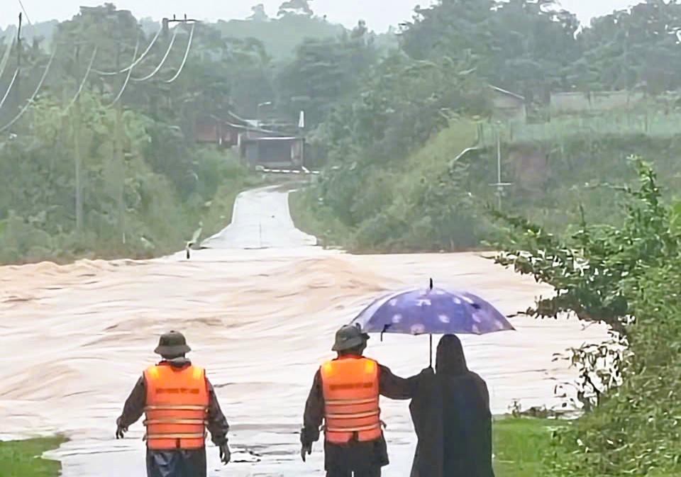 Dòng nước chảy xiết, lực lượng chức năng tổ chức chốt chặn để đảm bảo an toàn. Ảnh: BP.