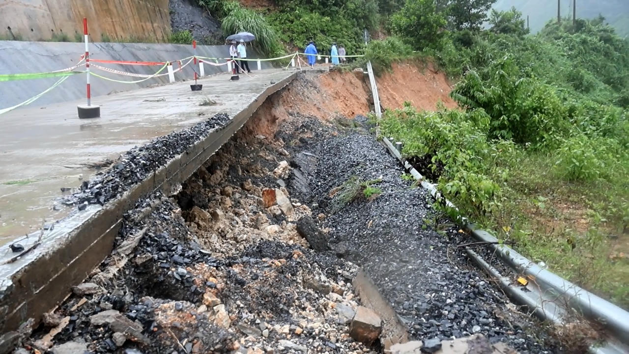 Đường DDT601 qua phường Hải Vân bị sạt lở. Ảnh: Kim Hiếu.