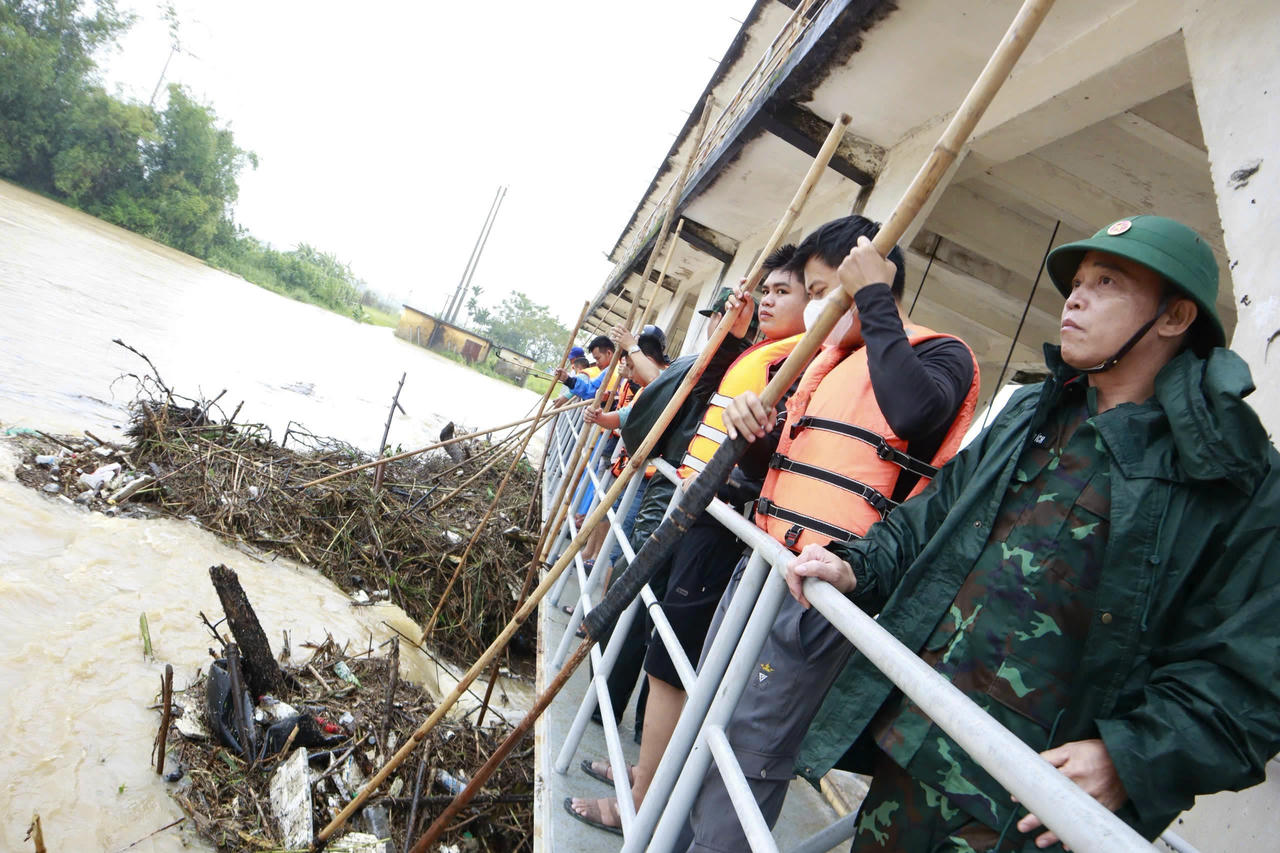 Đại tá Trần Hữu Ích, Chỉ huy trưởng Bộ Chỉ huy Quân sự TP Đà Nẵng kiểm chỉ đạo tại đập tràn tại xã Hòa Tiến. Ảnh: CV.