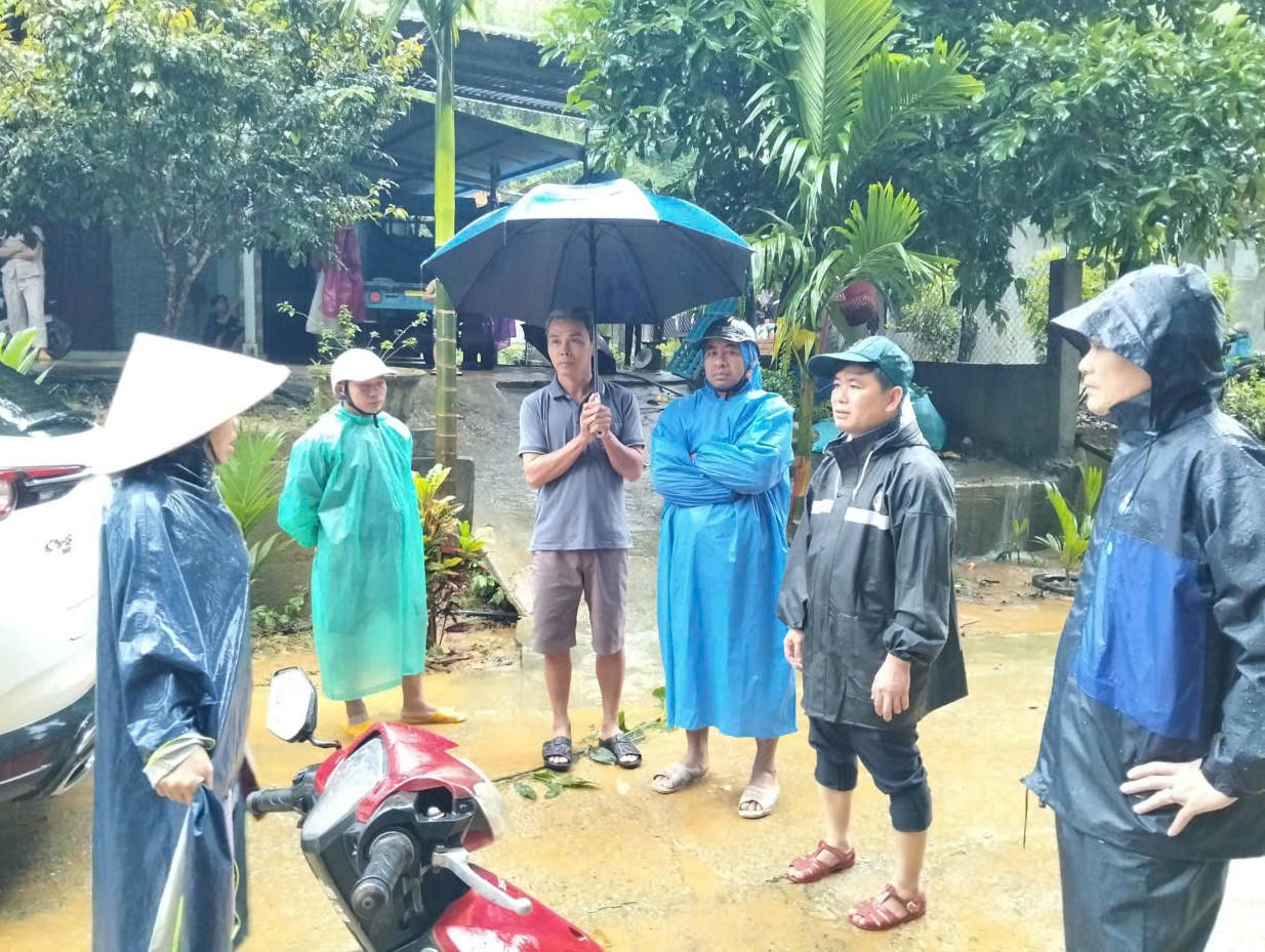 Lực lượng chức năng xã Hiệp Đức vận động người dân đến địa điểm an toàn. Ảnh: CV.