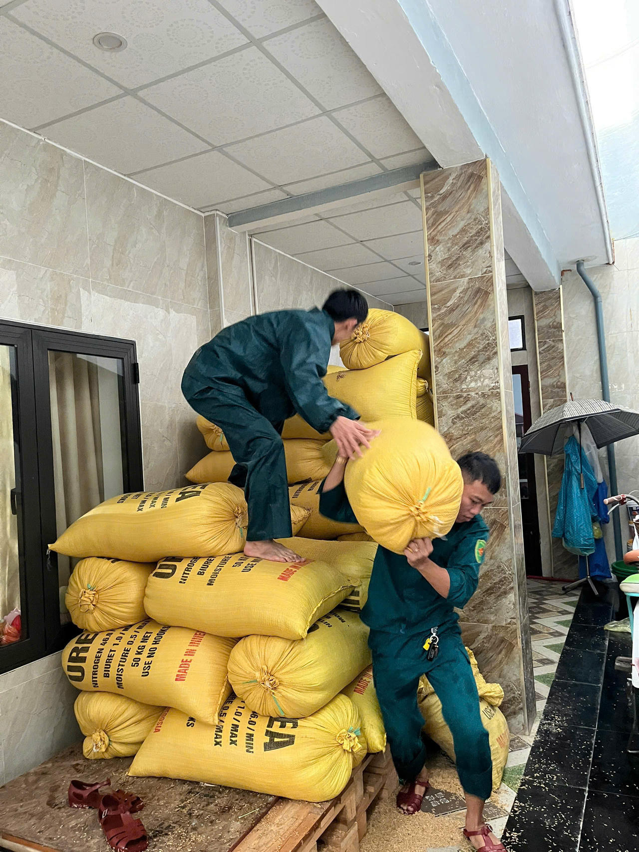 Lực lượng dân quân được đưa về các khu vực nước lớn. Ảnh: Cẩm Vân.