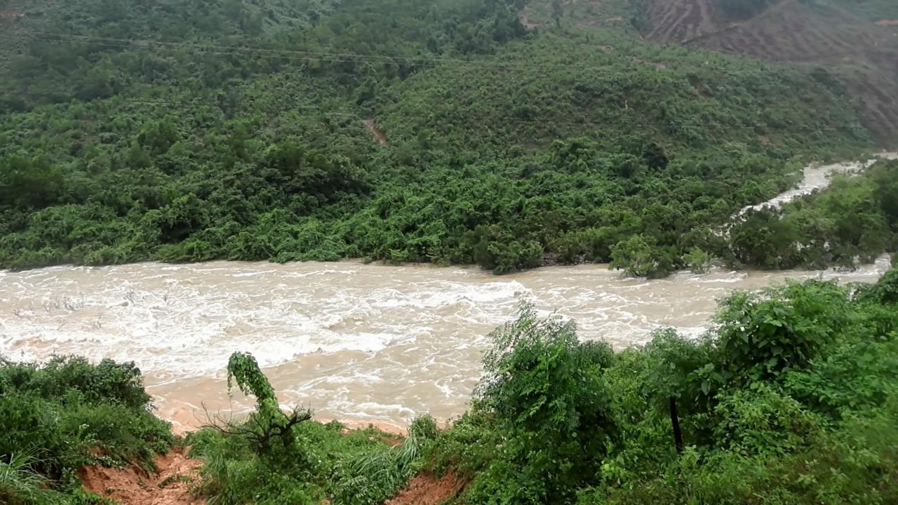 Từ chiều 27/10, lũ trên sông dâng cao trở lại. Ảnh: Kim Hiếu.