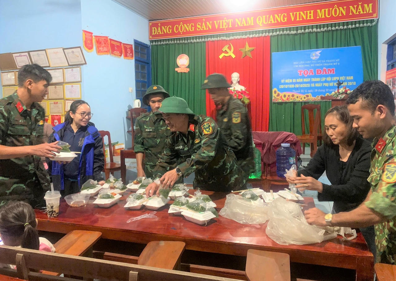 Hơn 260 suất cơm miễn phí được cán bộ, chiến sĩ phát cho người dân chạy lũ. Ảnh: CV.