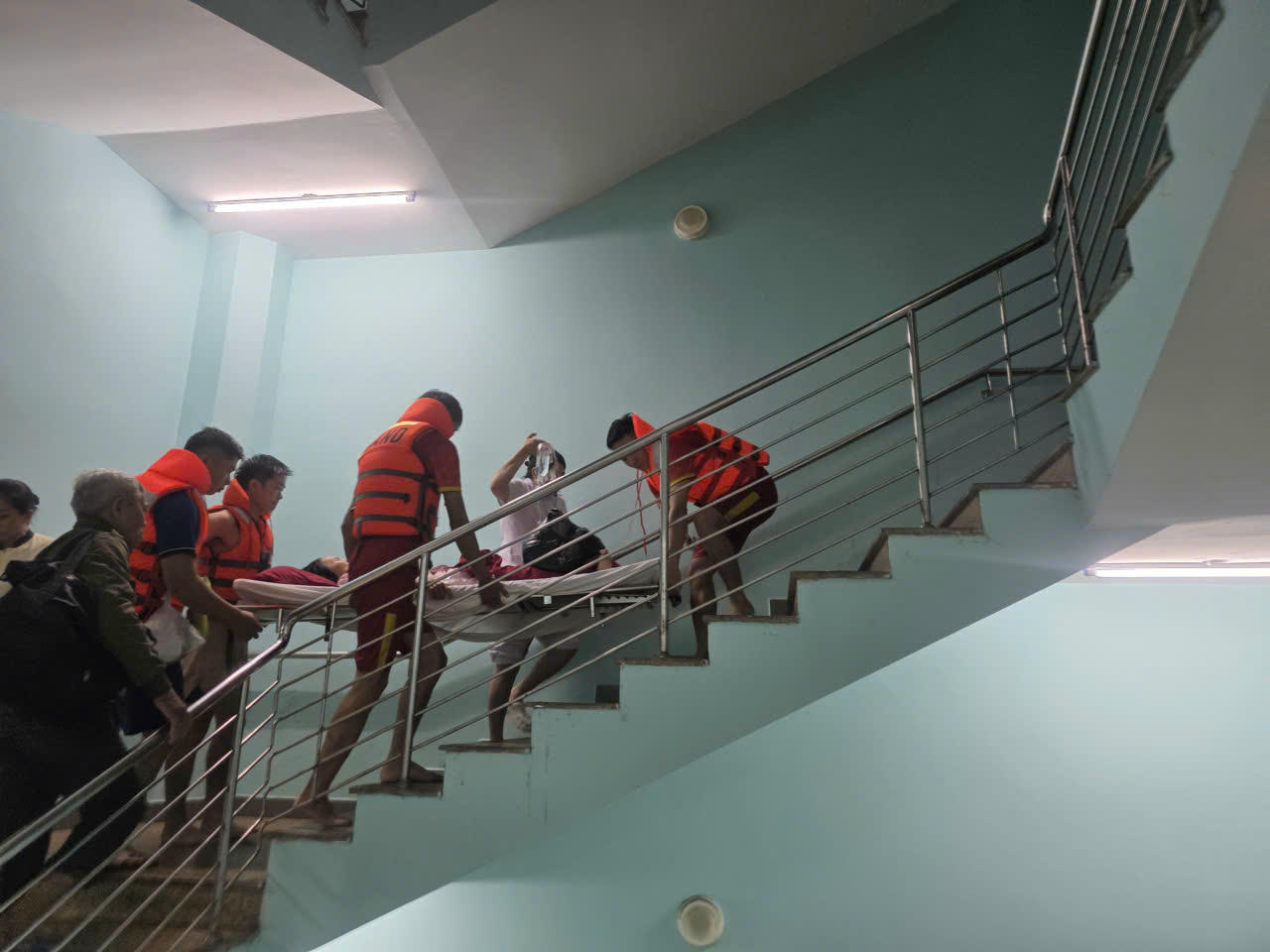 Các y bác sĩ, nhân viên y tế của bệnh viện cùng các lực lượng chức năng nhanh chóng di chuyển lên tầng trên để tránh lũ. Ảnh: CACC.