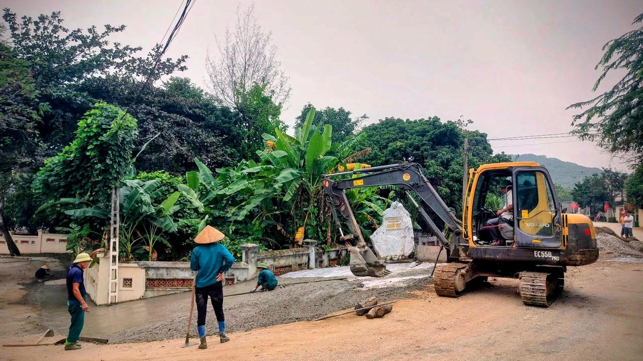 Hàng nghìn km đường giao thông nông thôn tại Thanh Hóa được làm từ sự đóng góp và giám sát của nhân dân. Ảnh: Nguyễn Chung.