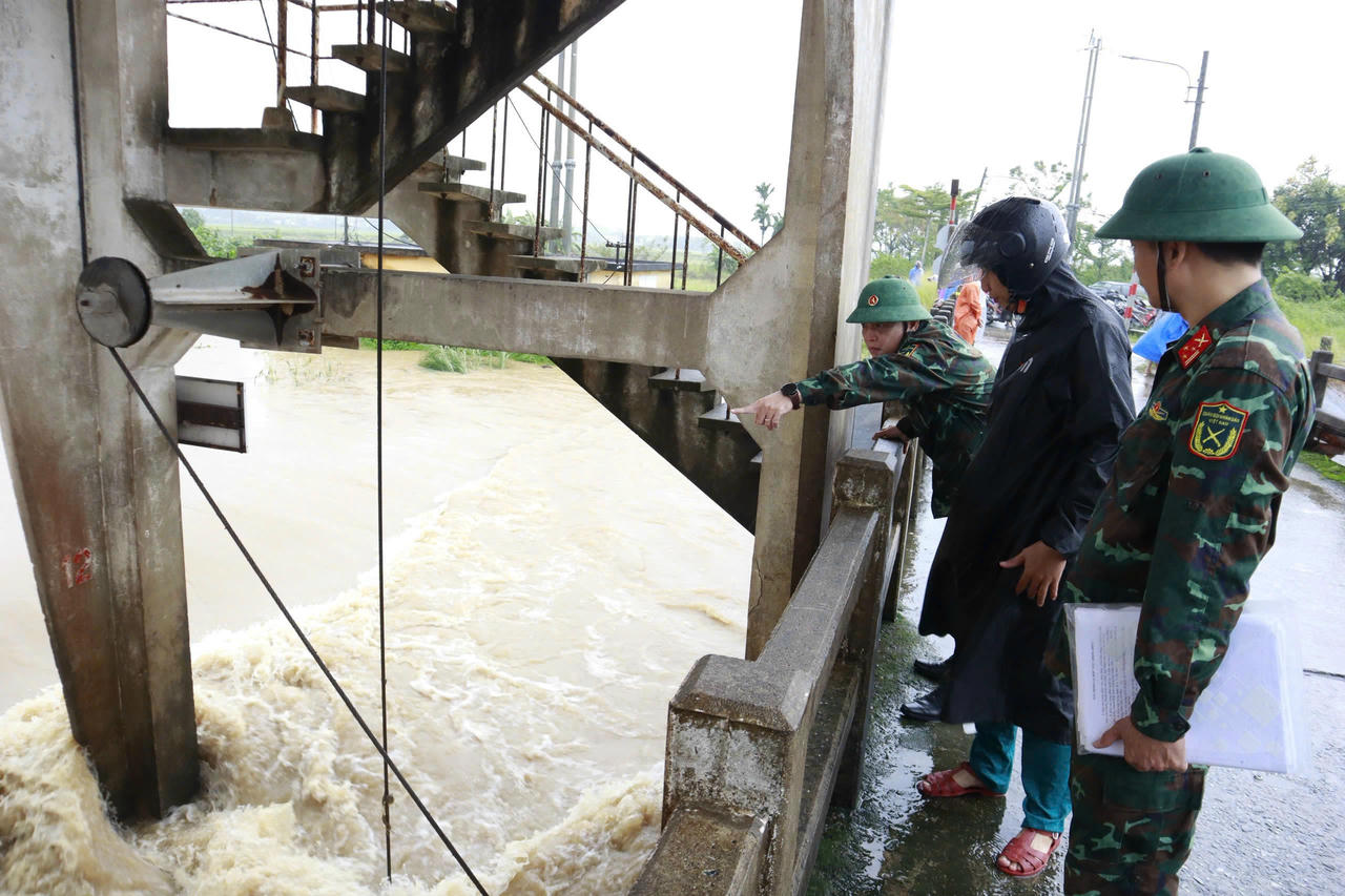 Lực lượng chức năng kiểm tra tại đập tràn ở xã Hòa Tiến. Ảnh: CV.