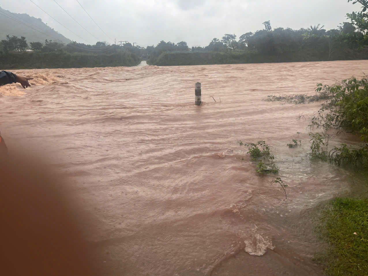 Mưa lớn gây ngập lụt nhiều điểm tại tỉnh Quảng Trị. Ảnh: BP.