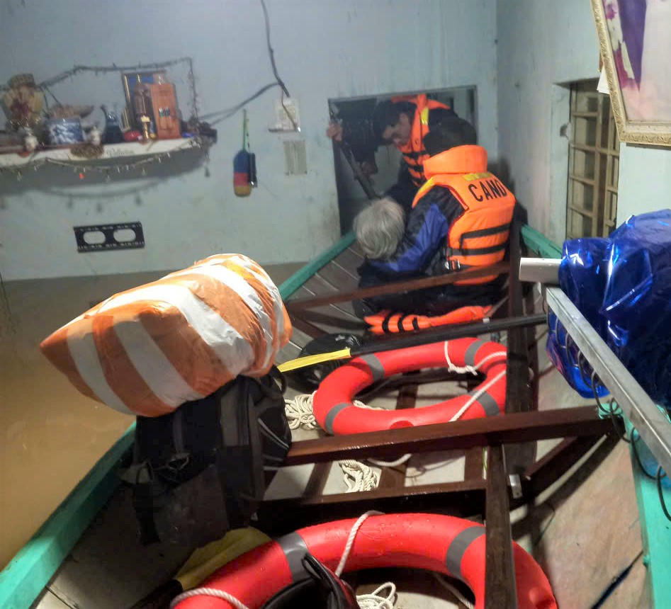 Lực lượng Công an xã Thượng Đức đưa người già đến nơi an toàn. Ảnh: CV.