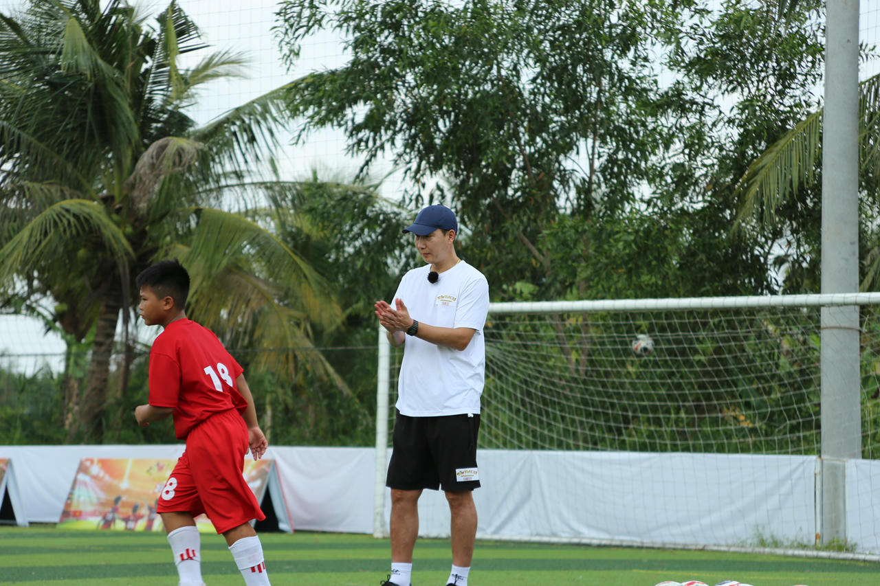 HLV Kim Sang Sik luôn cổ vũ, động viên tinh thần các Cầu thủ nhí.