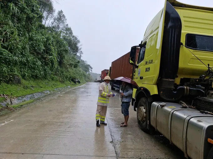 Trạm CSGT Ngọc Hồi cấp phát nước cho tài xế đang chờ trên đèo Lò Xo. Ảnh: CV
