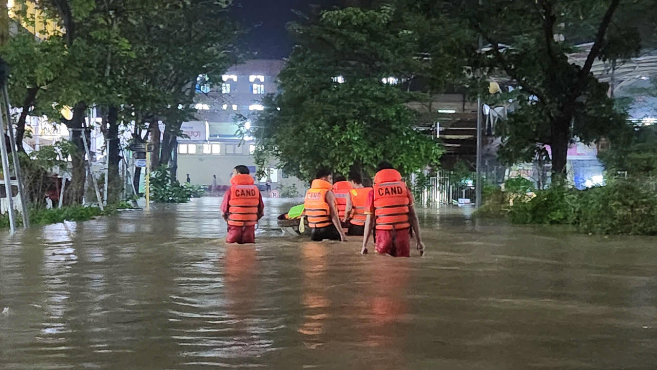 Phần lớn khuôn viên Bệnh viện Trung ương Huế bị ngập sâu. Ảnh: N.D.