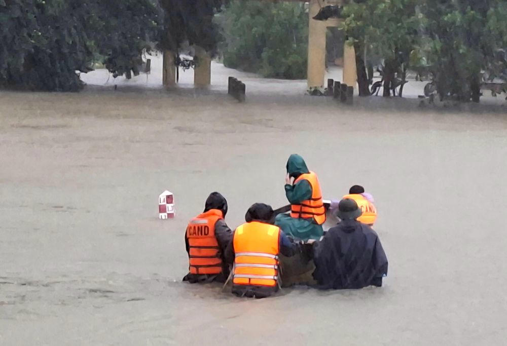 Lực lượng chức năng vượt lũ đến nhà sản phụ T.T.N.A. để hỗ trợ và đưa đến trạm y tế Ảnh: V.T.