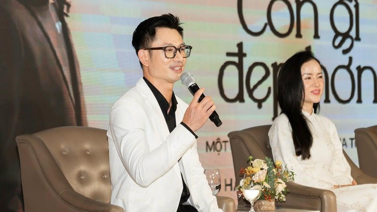 Ca sĩ Trần Tuấn Hòa và Triệu Hồng Ngọc.