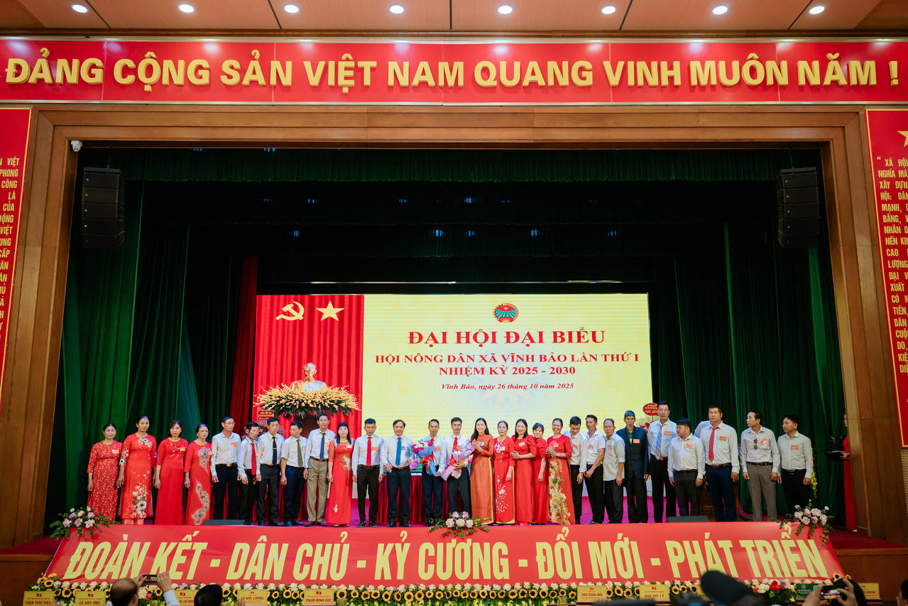 Ban chấp hành Hội Nông dân xã Vĩnh Bảo khoá mới ra mắt Đại hội. Ảnh: PT. 