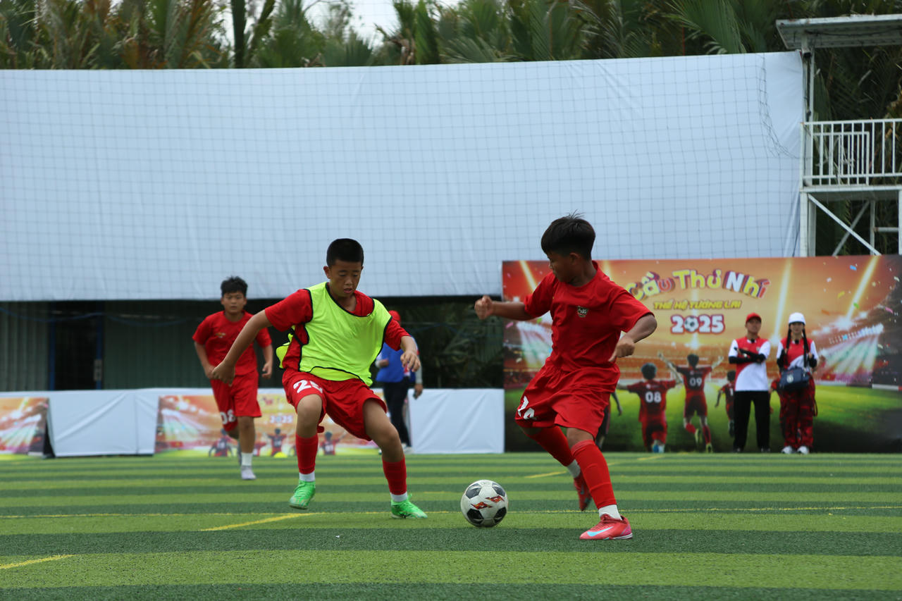 Những pha tranh cướp bóng rất quyết liệt.