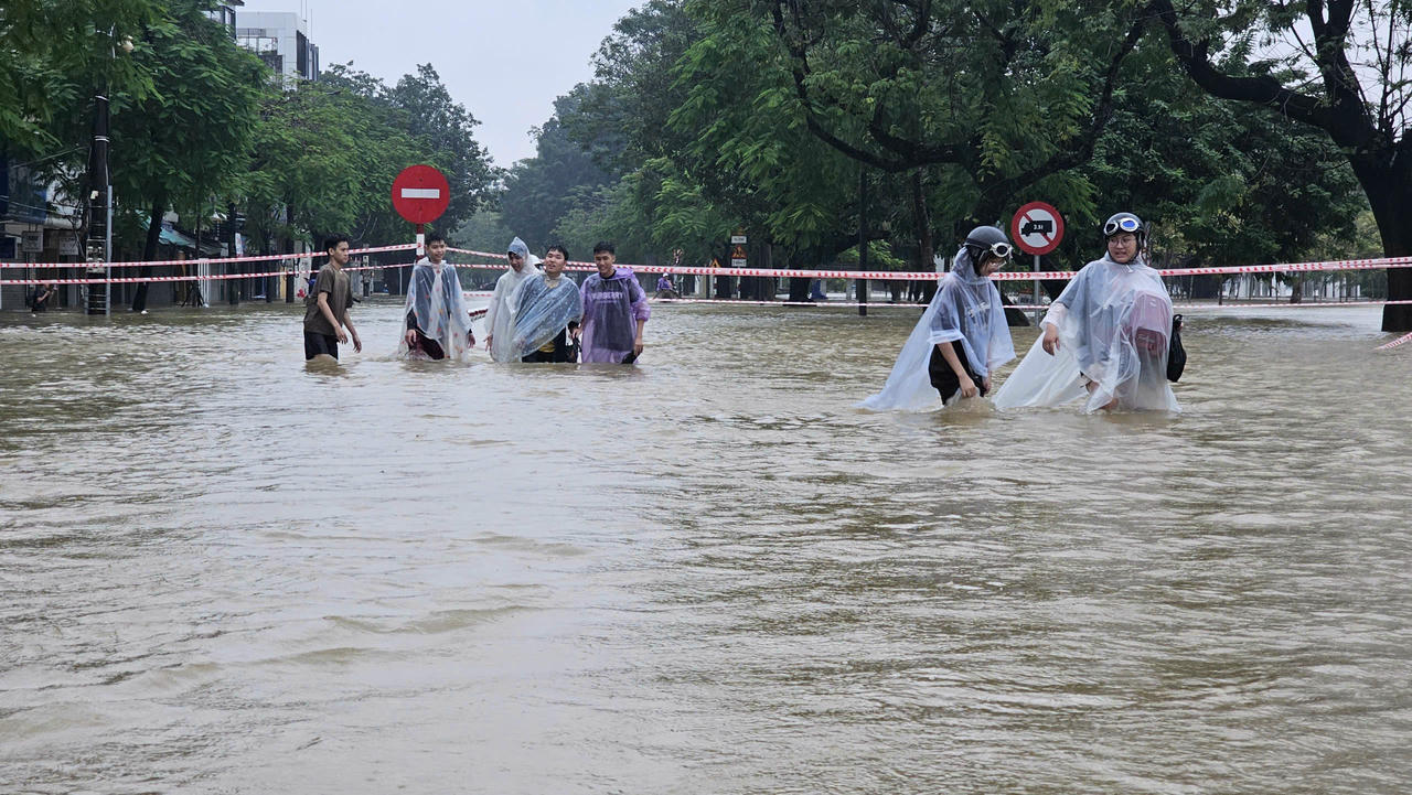Các tuyến đường trung tâm thành phố Huế chìm trong biển nước. Ảnh: N.Q.