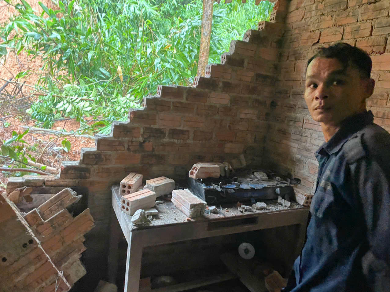 Đất đá sạt lở hư hỏng nhà cửa của người dân Sơn Cẩm Hà. Ảnh: CV.