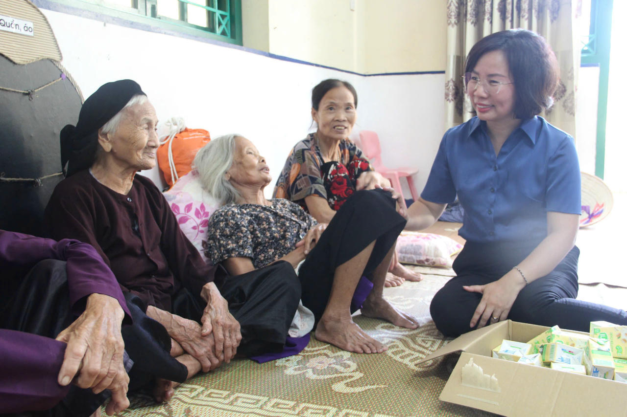 Bà Bùi Huyền Mai thăm hỏi, động viên bà con vùng bão lũ tại xã Đa Phúc (Hà Nội). Ảnh: Quang Vinh.