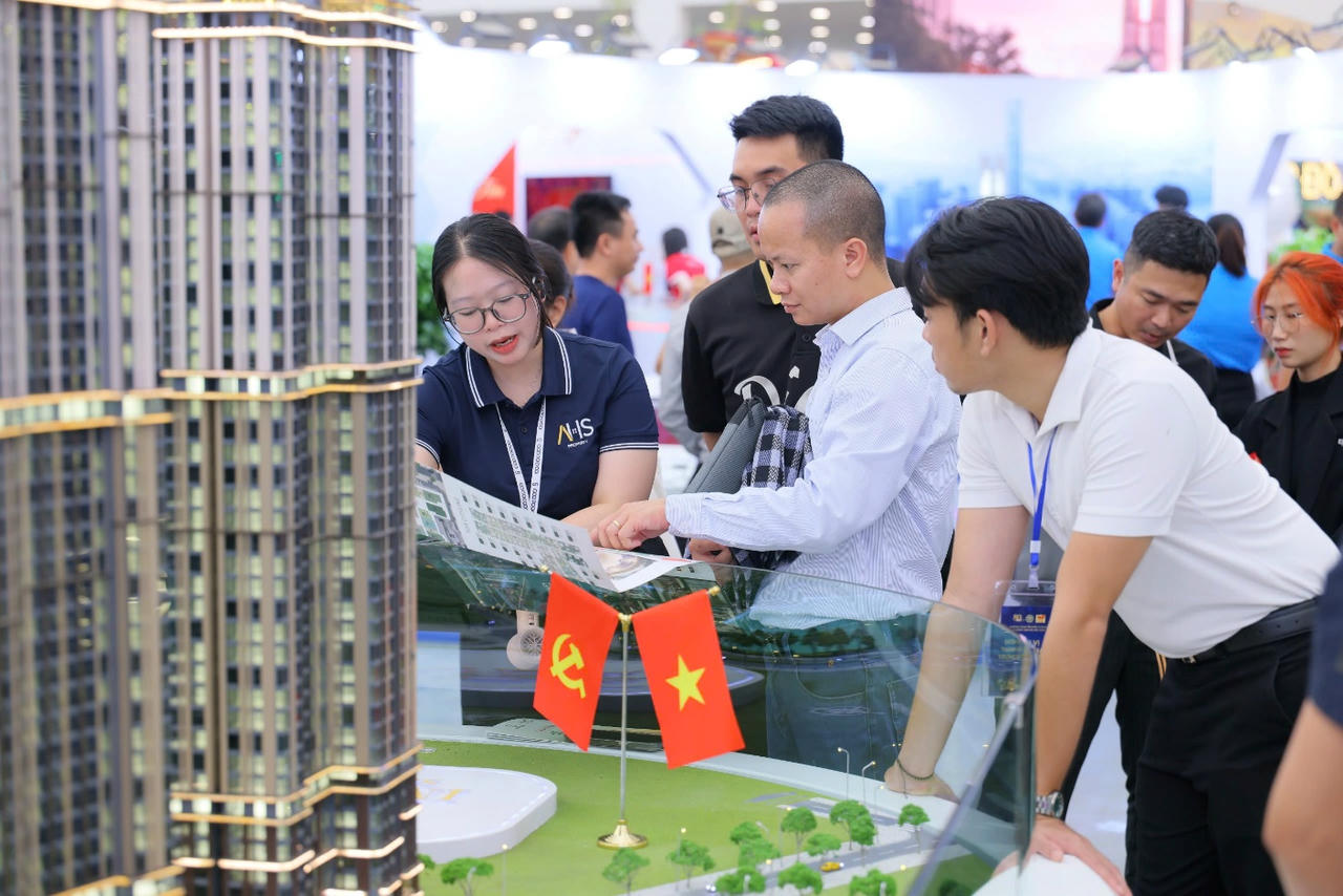 Khách tham quan tương tác với sa bàn ảo 360°.