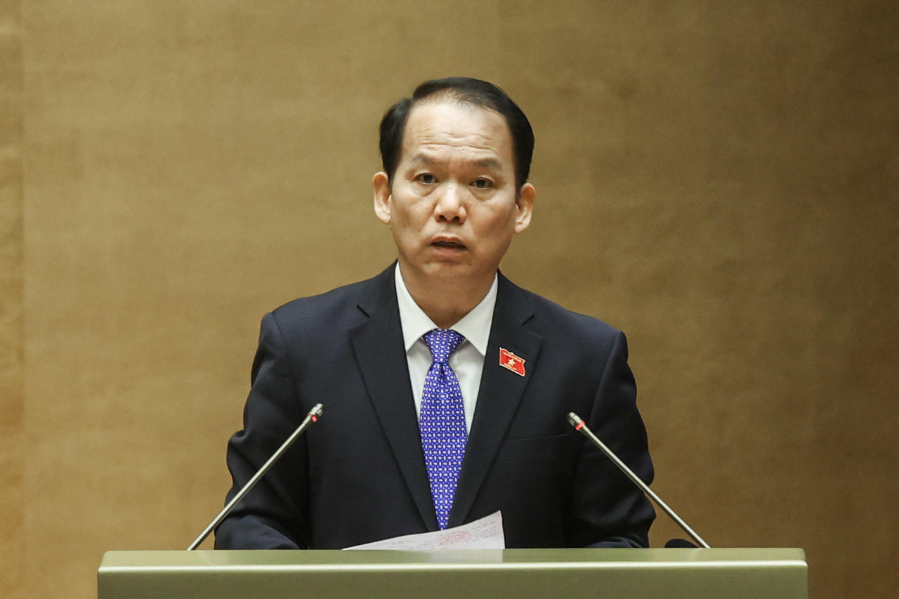 Chủ nhiệm Ủy ban Pháp luật và Tư pháp Hoàng Thanh Tùng báo cáo trước Quốc hội (Ảnh: Quang Vinh)