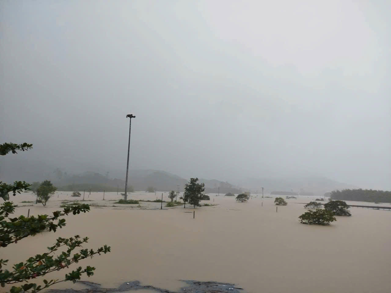 Nước lũ dâng cao tại khu vực xã Nông Sơn. Ảnh: Quang Hùng.