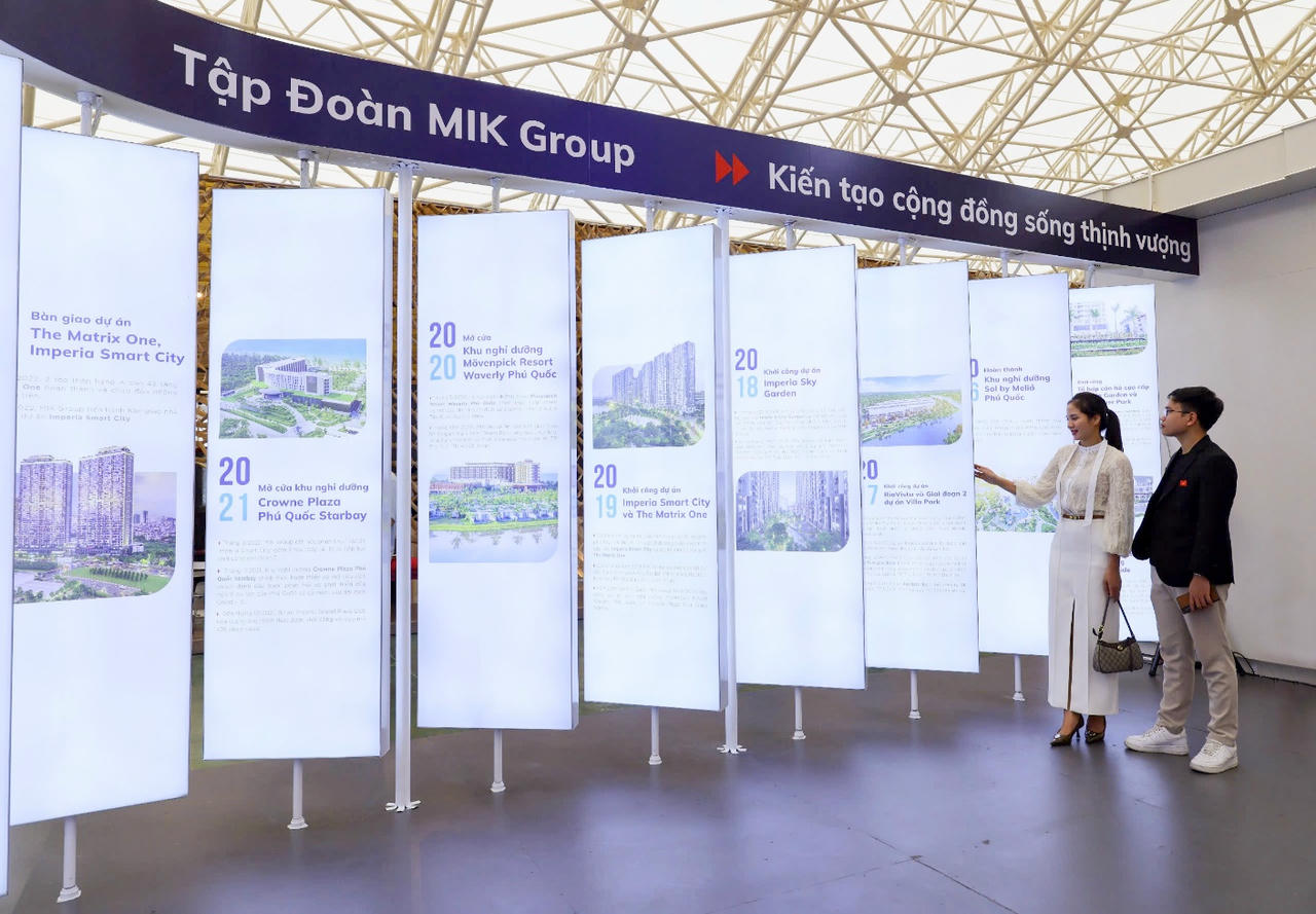 Bức tường lịch sử phát sáng tái hiện hành trình hơn một thập kỷ phát triển của MIK Group, trở
thành điểm nhấn thu hút đông đảo khách hàng.